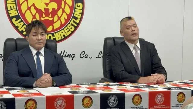 棚橋弘至社長と同席し引退を発表した天山広吉（新日本プロレス公式Ｘより）