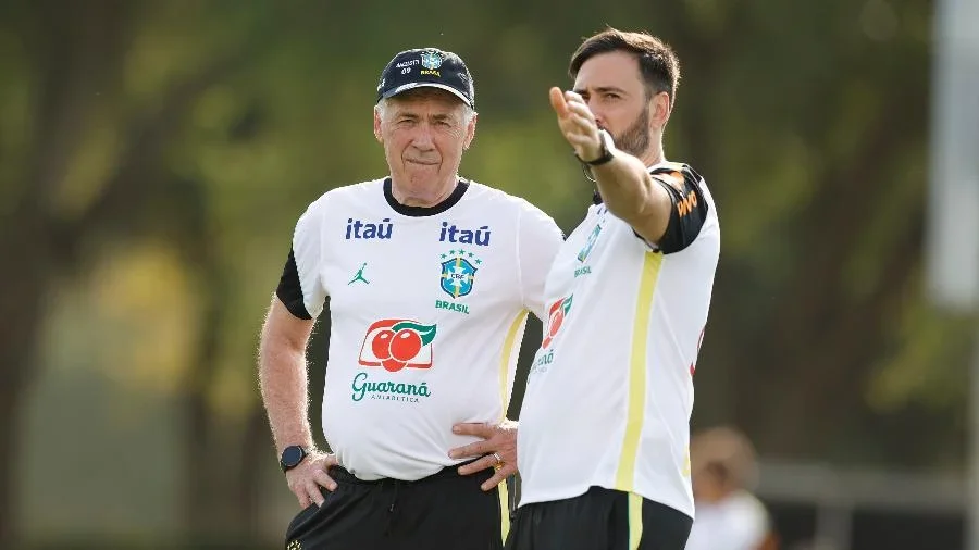 Carlo Ancelotti, técnico da seleção brasileira, ao lado do filho, Davide