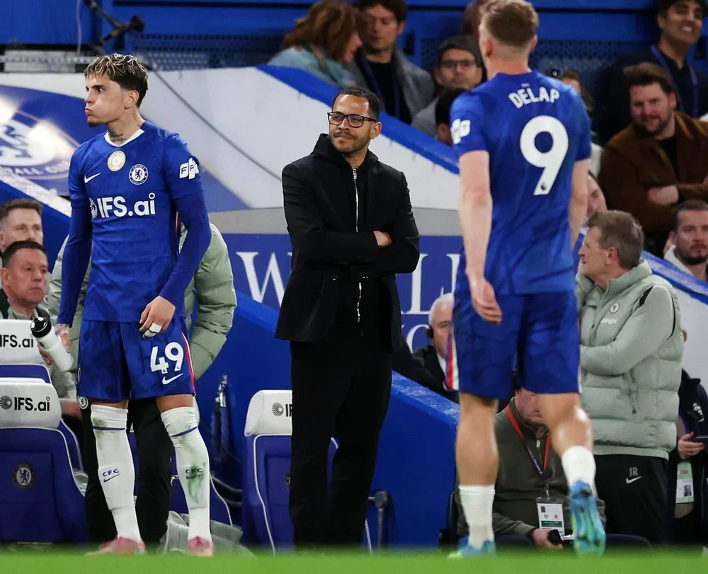 Liam Rosenior, entrenador del Chelsea
