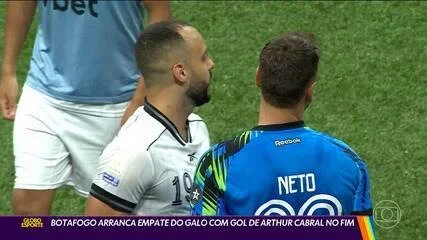 Franclim escala Botafogo com quatro volantes e time vai mal, mas arranca empate no fim