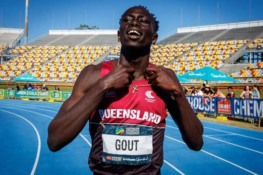 Gout Gout celebra su victoria en los 100 metros en el Campeonato Australiano Junior 2026.